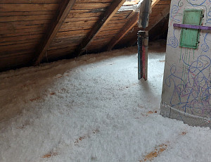 Izolace bytového domu s valbovou střechou